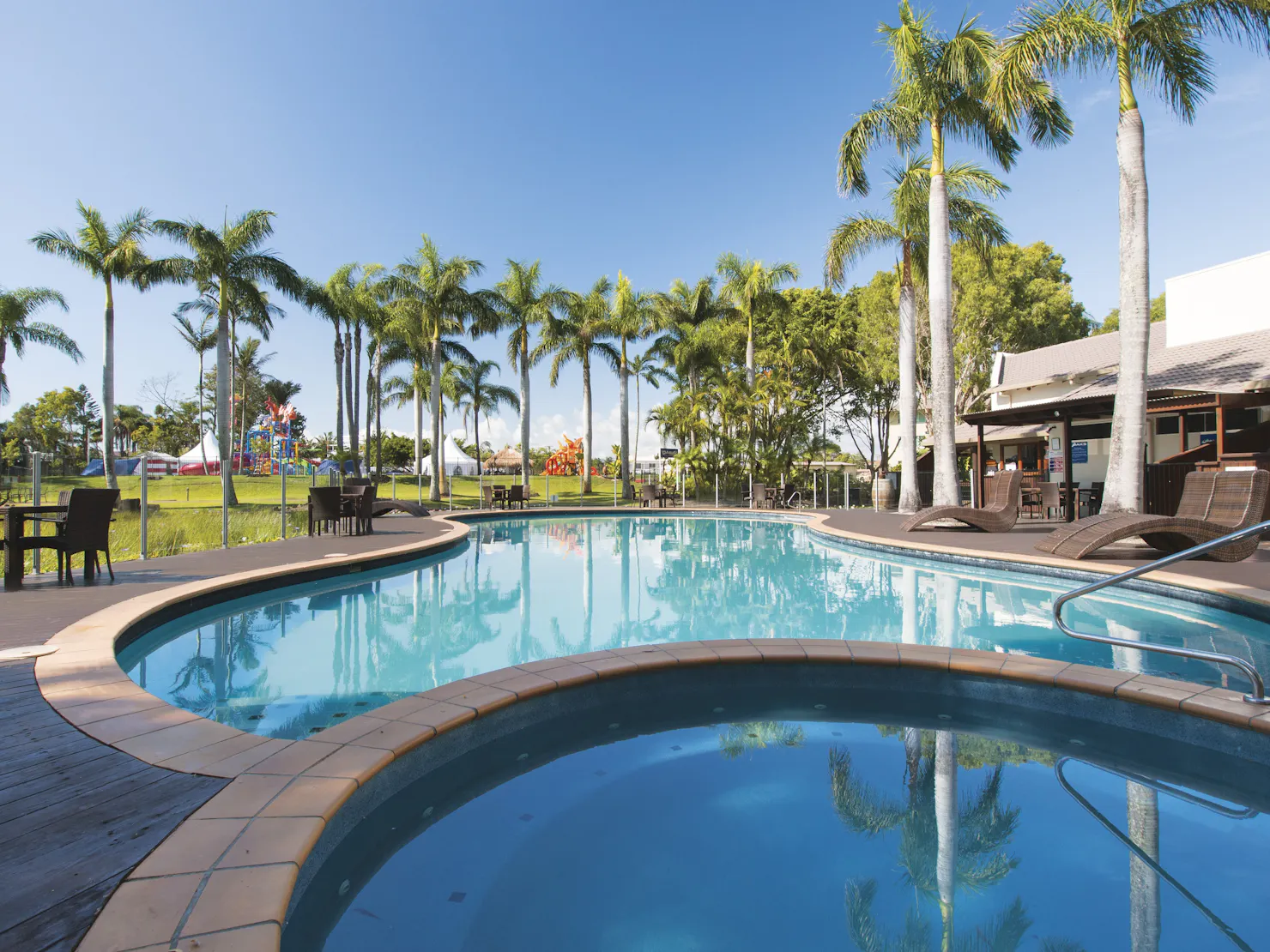 Oaks Oasis Pool